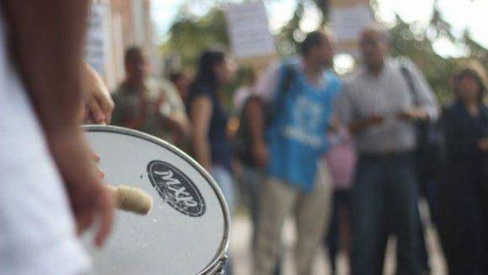 Docentes de la UNT inician paro por 48 horas
