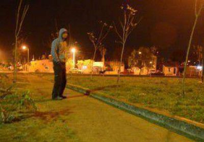 Polic�as, bajo una lluvia de piedras en Valentina Sur 