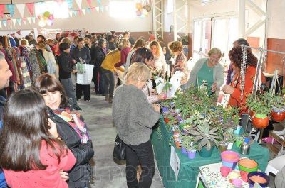 Concurrida feria a beneficio de la parroquia San Vicente