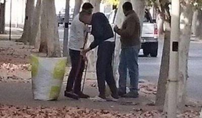 Como cualquier hijo de vecino, el gobernador sali� a barrer la vereda