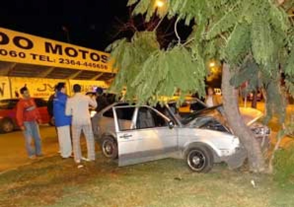Un auto se choc� un arbol en la plazoleta frente al Club Moreno