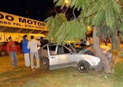 Un auto se choc� un arbol en la plazoleta frente al Club Moreno