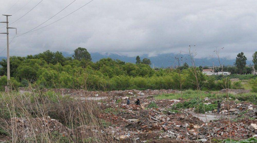 Basura, malezas y l�neas de alta tensi�n en villa Palacios