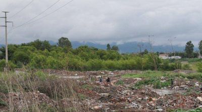 Basura, malezas y l�neas de alta tensi�n en villa Palacios