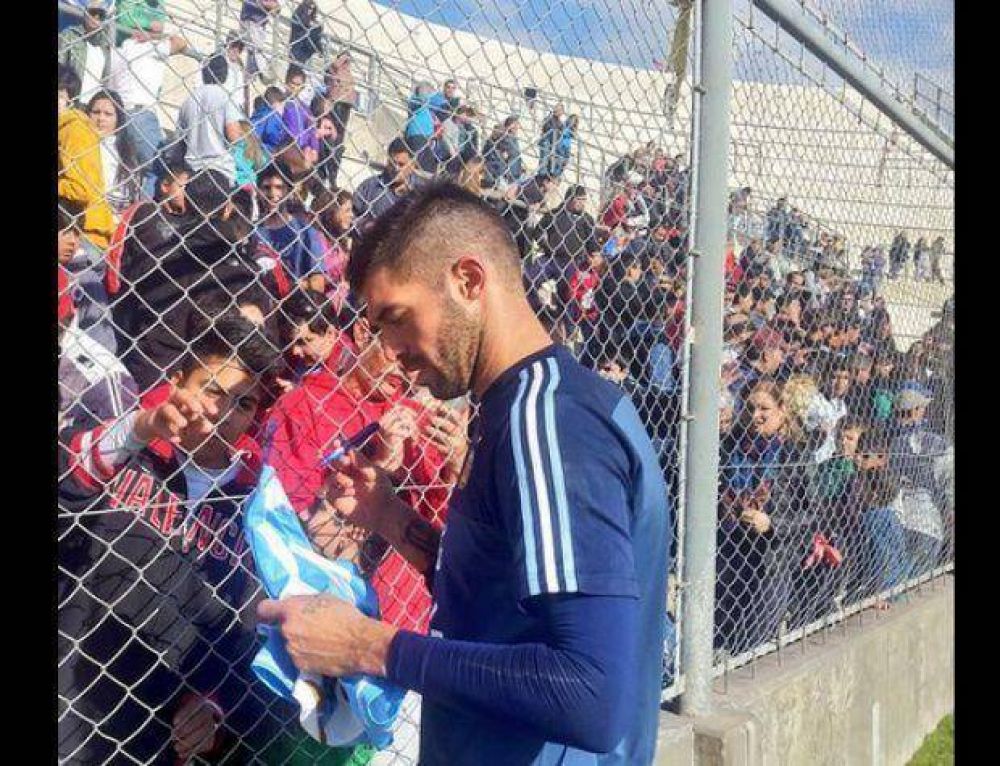 Los jugadores de la Selecci�n Argentina firmaron camisetas a los chicos que fueron a ver el entrenamiento en el Bicentenario