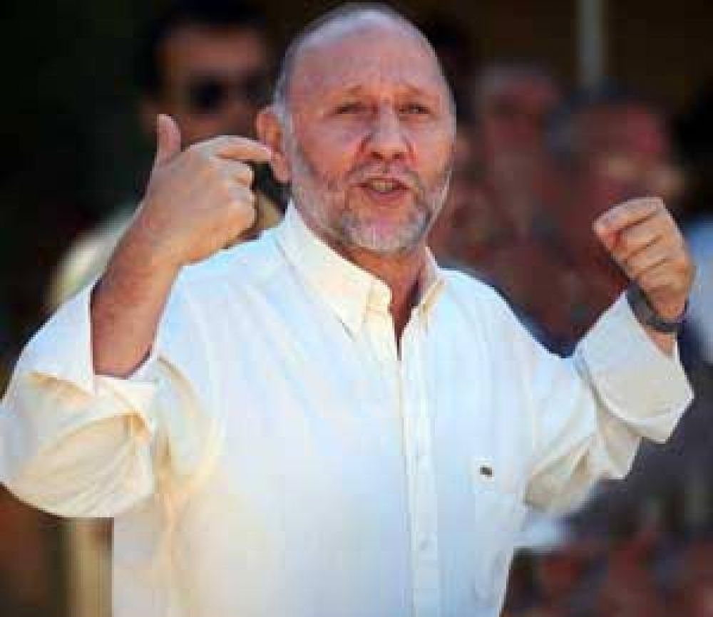 BRUTAL ATROPELLO A LA LIBERTAD DE PRENSA. Por demanda de Gildo Insfr�n, condenan a periodistas por dos millones de pesos