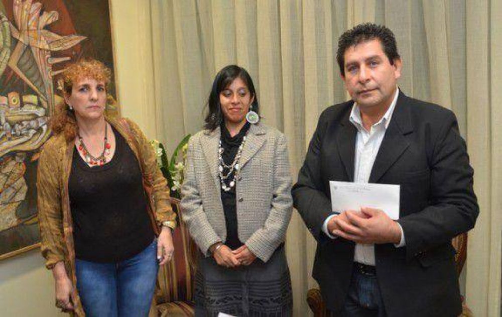 La gobernadora colabor� con la Asociaci�n de Fomento