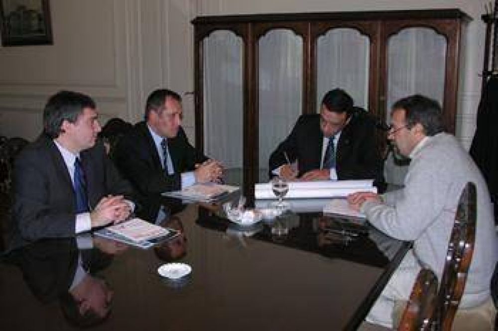 El intendente se reuni� con el gerente de Carrefour por las obras.