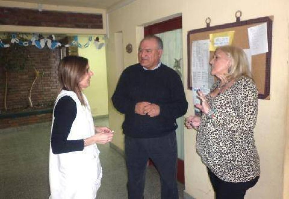 Ju�rez entreg� subsidios a la Escuela 502 y al Club Cort�nez