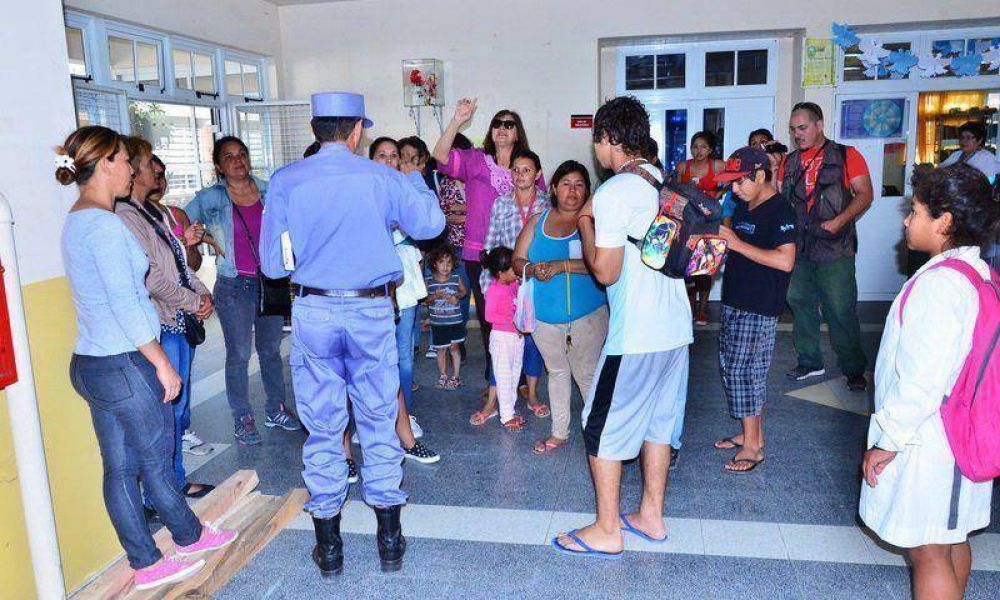 Escuela N� 378: tensi�n entre padres y docentes por cierre del turno intermedio