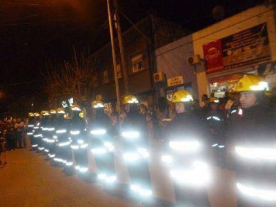 Se inaugur� el monumento a los bomberos y juraron los egresados