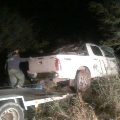 Camioneta que remolcaba a otra volc� en Ruta 79