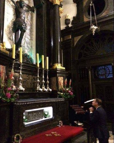 [VIDEO] Presidente electo de Polonia resguarda hostia que cay� al suelo en Corpus Christi