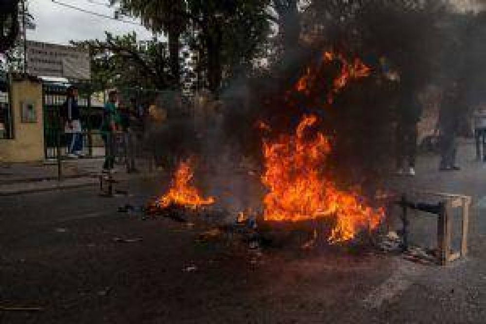 Padres de alumnos protestan por un presunto abuso en una escuela