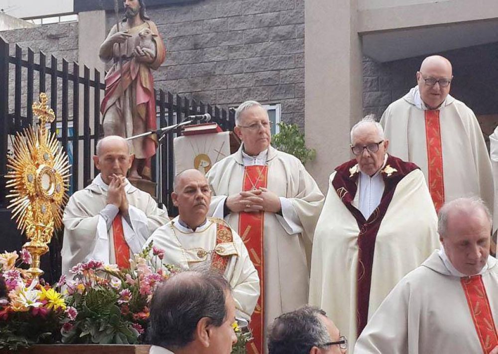 El cardenal Villalba volvió a San Martín para presidir Corpus Christi