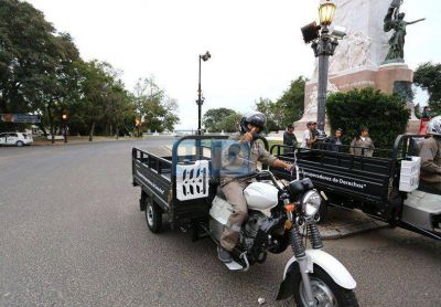 Entregaron motocarros a 23 familias