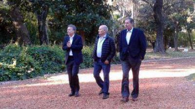 El Momo Venegas juega con Macri