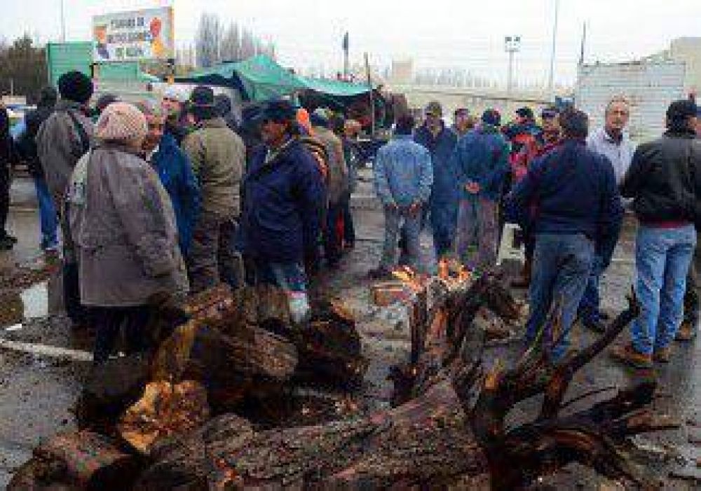 Lo chacareros no aflojan y mantienen los cortes de ruta 