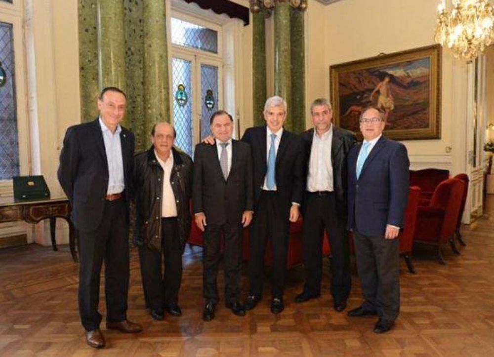 Dom�nguez pide apoyo de alcaldes y promete 
