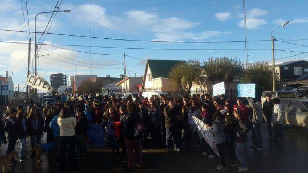 Estudiantes marcharon al ministerio de Educacin reclamando por problemas edilicios