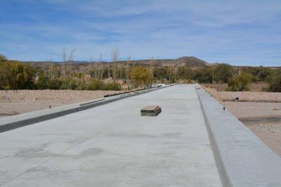 Notable avance en la construcci�n del puente que une Hualf�n