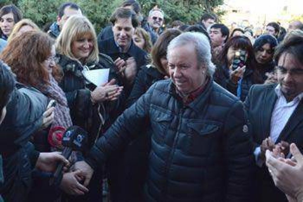 PERALTA: �HAY QUE ARREMANGARSE Y ESTAR AL LADO DE LA GENTE�