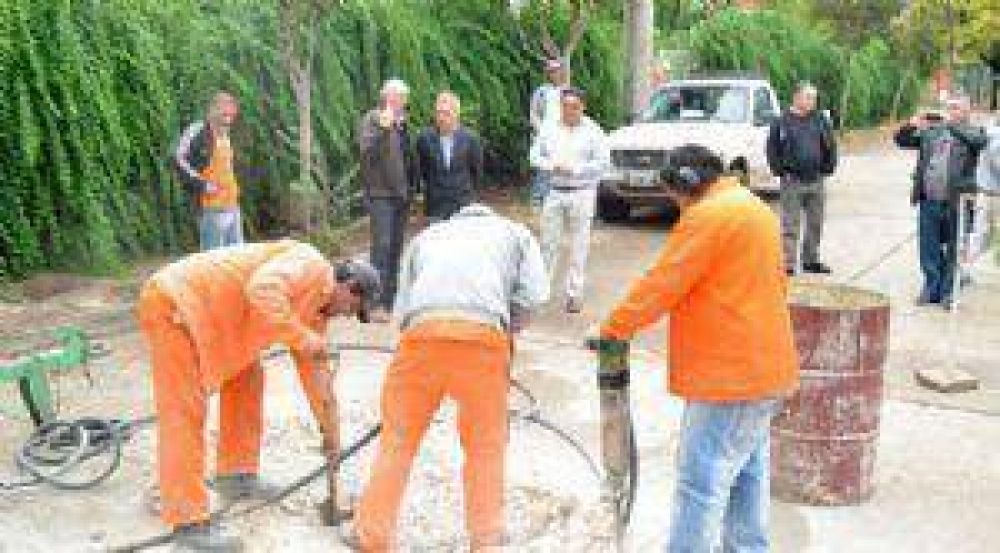 Con fondos propios, Carlos Paz seguir� construyendo las cloacas en los barrios