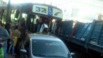Chocaron un colectivo y un cami�n