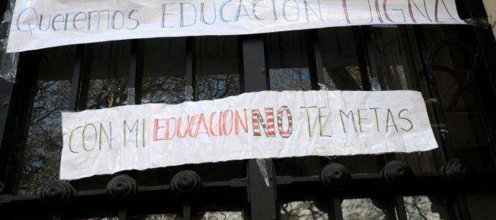 Toma por tiempo indeterminado de la Escuela de Danzas