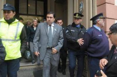 Dos fallos vetan la �re-re�, pero el oficialismo postula a Mansilla