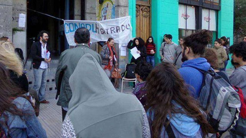 Docentes universitarios repudian el 27% de aumento que acept� su gremio nacional