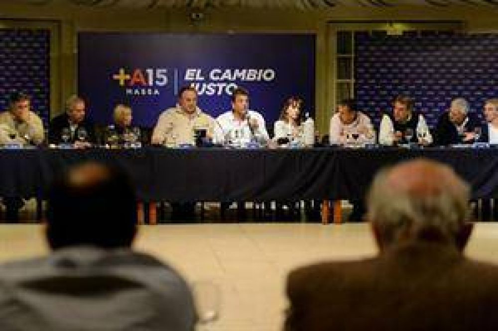 Un SMS de Scioli a Macri, el chisme inesperado que se escuch� en la cumbre massista
