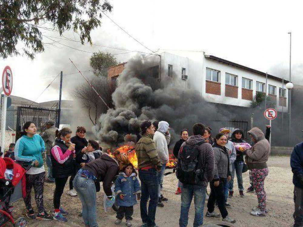 Fuerte protesta frente al ENOSUR por parte de 24 familias que reclaman por un plan de viviendas