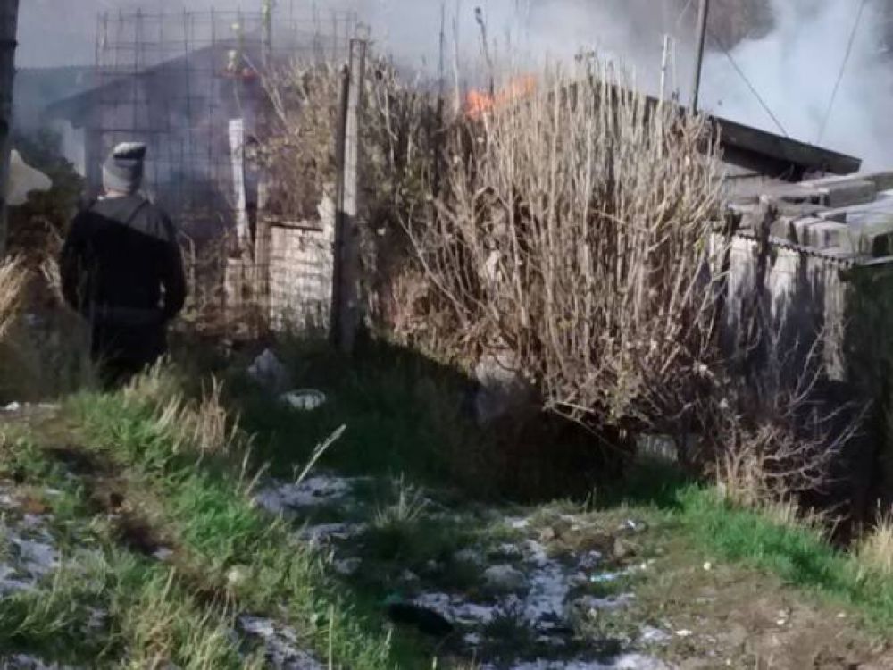 El fuego consumi� por completo dos viviendas