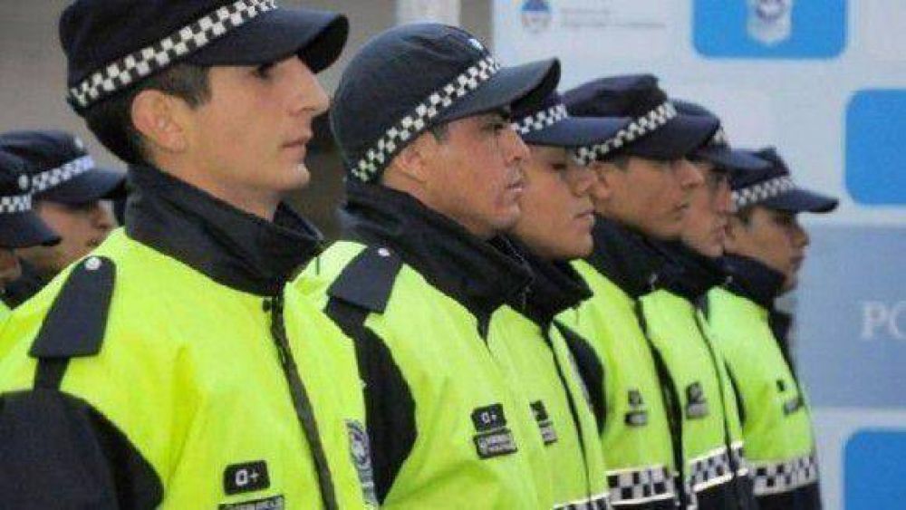 Oficializan el ascenso de 2300 polic�as