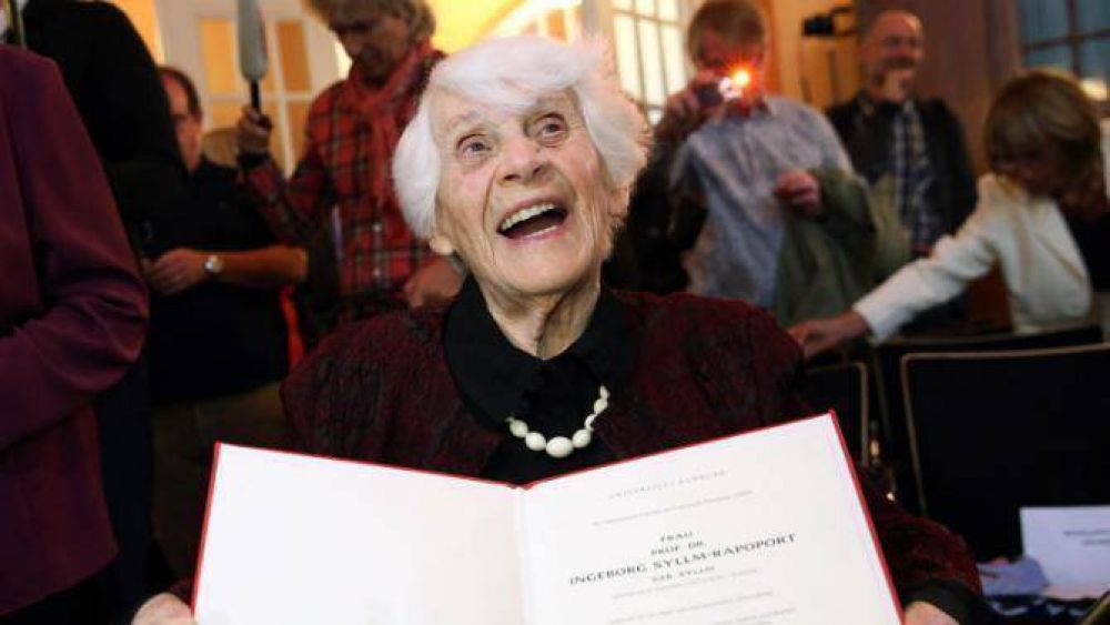 A los 102 años una mujer judía recibió el doctorado que le negaron los nazis en 1938