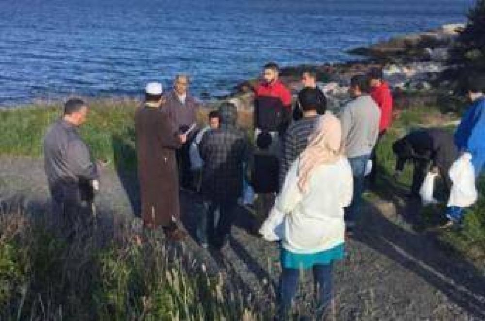 Musulmanes limpian un parque y un lago en una ciudad canadiense