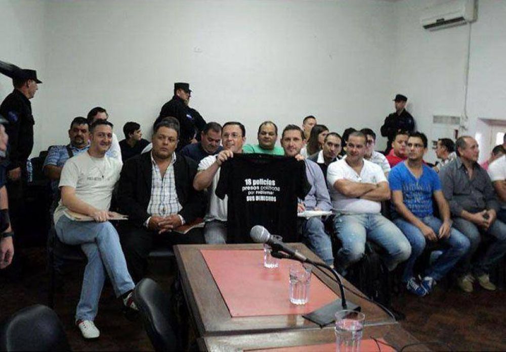 Excarcelaron a los 18 polc�as acusados de sedici�n