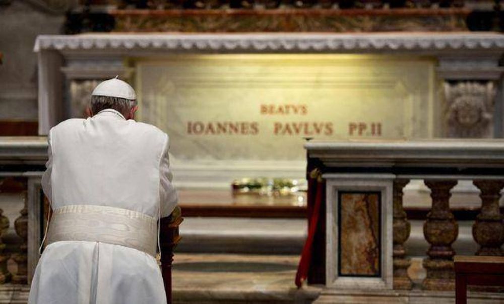 Cardenales, obispos y sacerdotes se apartan para rezar