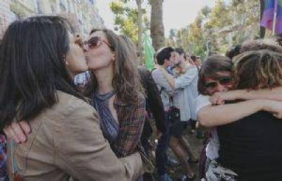 La plaza Independencia se llenar� de besos contra la discriminaci�n