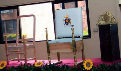 Ajustan detalles del sill�n que usar� el Papa Francisco