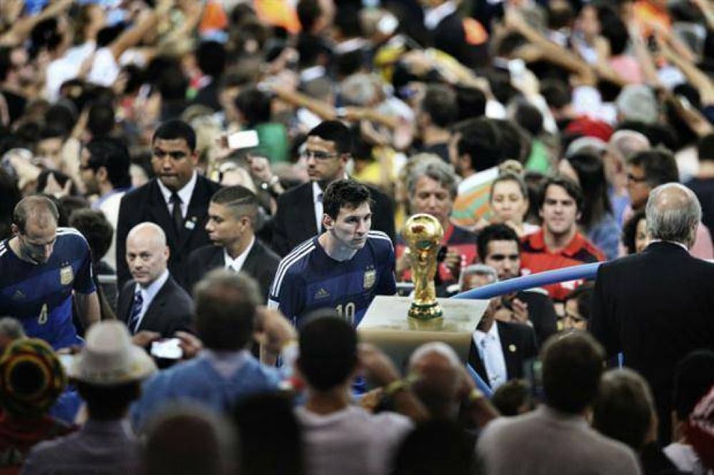 Leo Messi habl� sobre la foto en la que mira a la Copa del Mundo