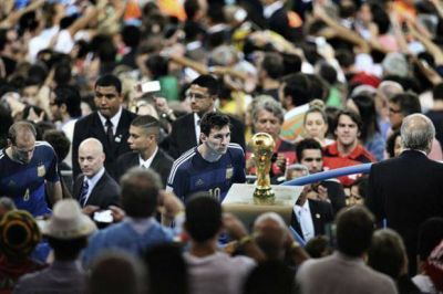 Leo Messi habl� sobre la foto en la que mira a la Copa del Mundo