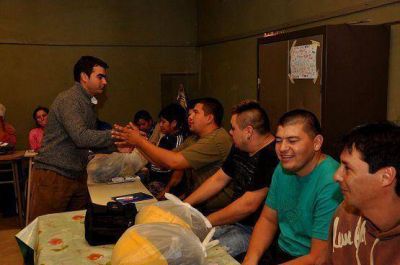 �Junto a la UOCRA seguiremos capacitando en oficios�
