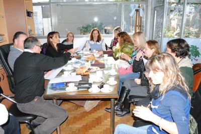 Carossi hizo entrega de cinco cargos docentes