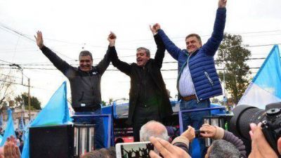 Cano, Amaya y Alfaro desembarcaron en la capital con una movilizaci�n