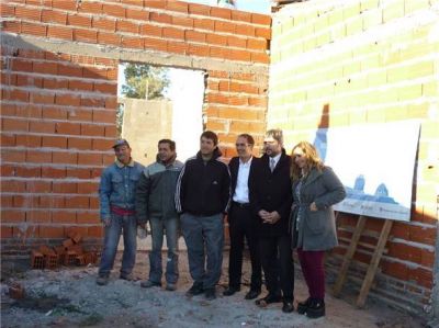 Se firmaron escrituras de Pro.Cre.Ar en Bol�var