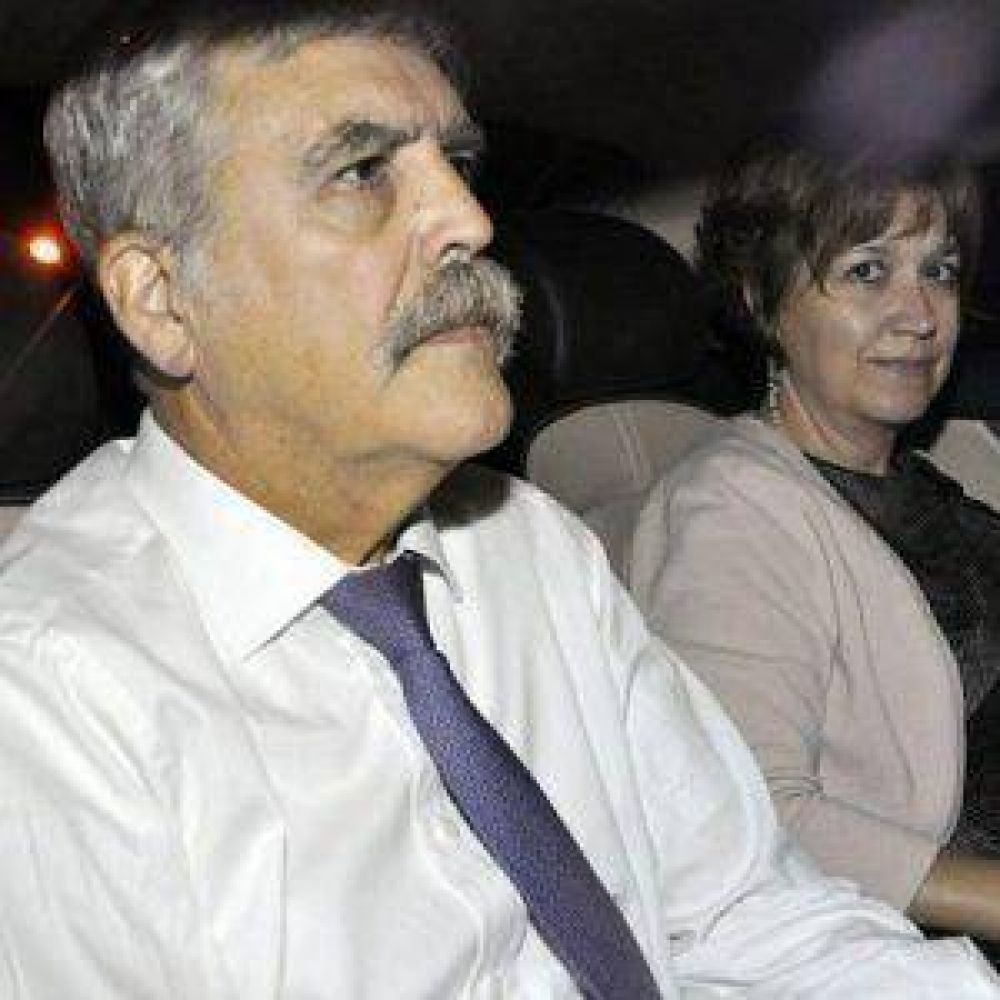 Seguir�n investigando a Julio De Vido y su esposa