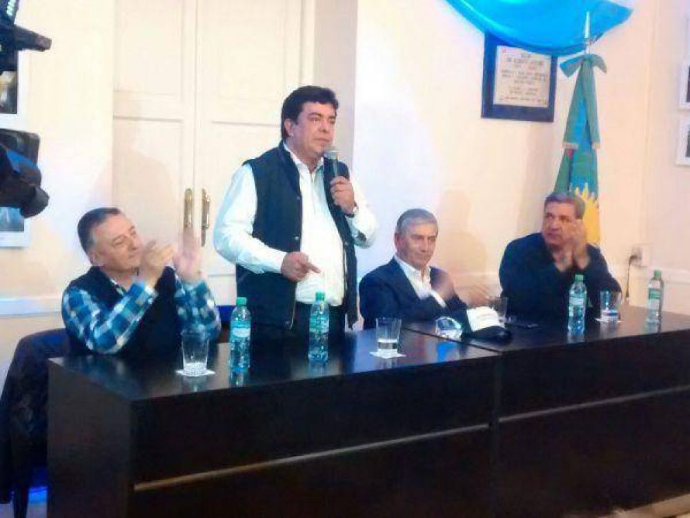 Espinoza sum� apoyo de intendentes
