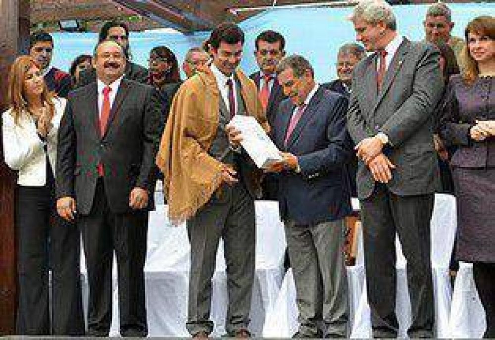 El gobernador de La Rioja comparti� con Urtubey los festejos por el aniversario de Tartagal
